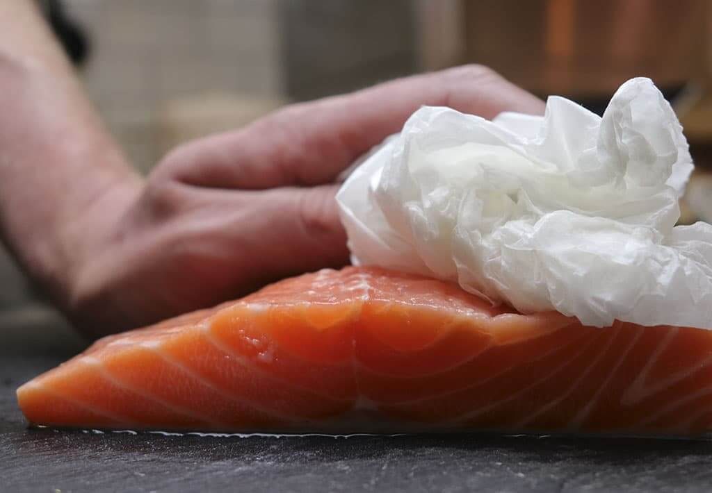 Hoe bak ik de perfecte zalm?, stap 2: Dep droog