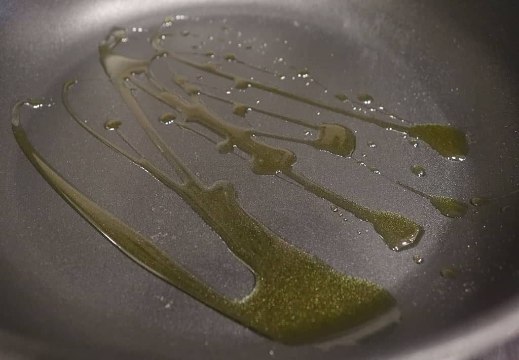 Hoe bak ik kabeljauw in de pan, stap 4: Olie in pan