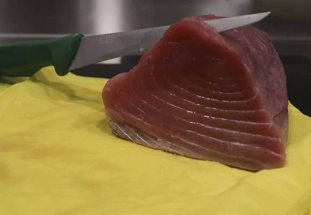 Hoe bak ik de perfecte tonijn?, stap 3: Snijd een dikke steak