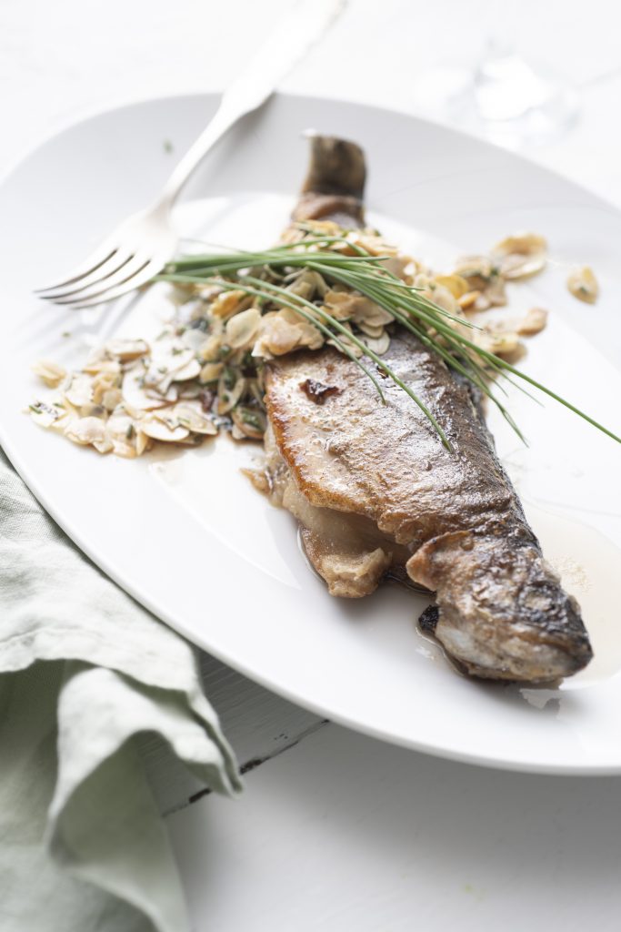 Forel recept met witte wijn en geroosterde amandelen