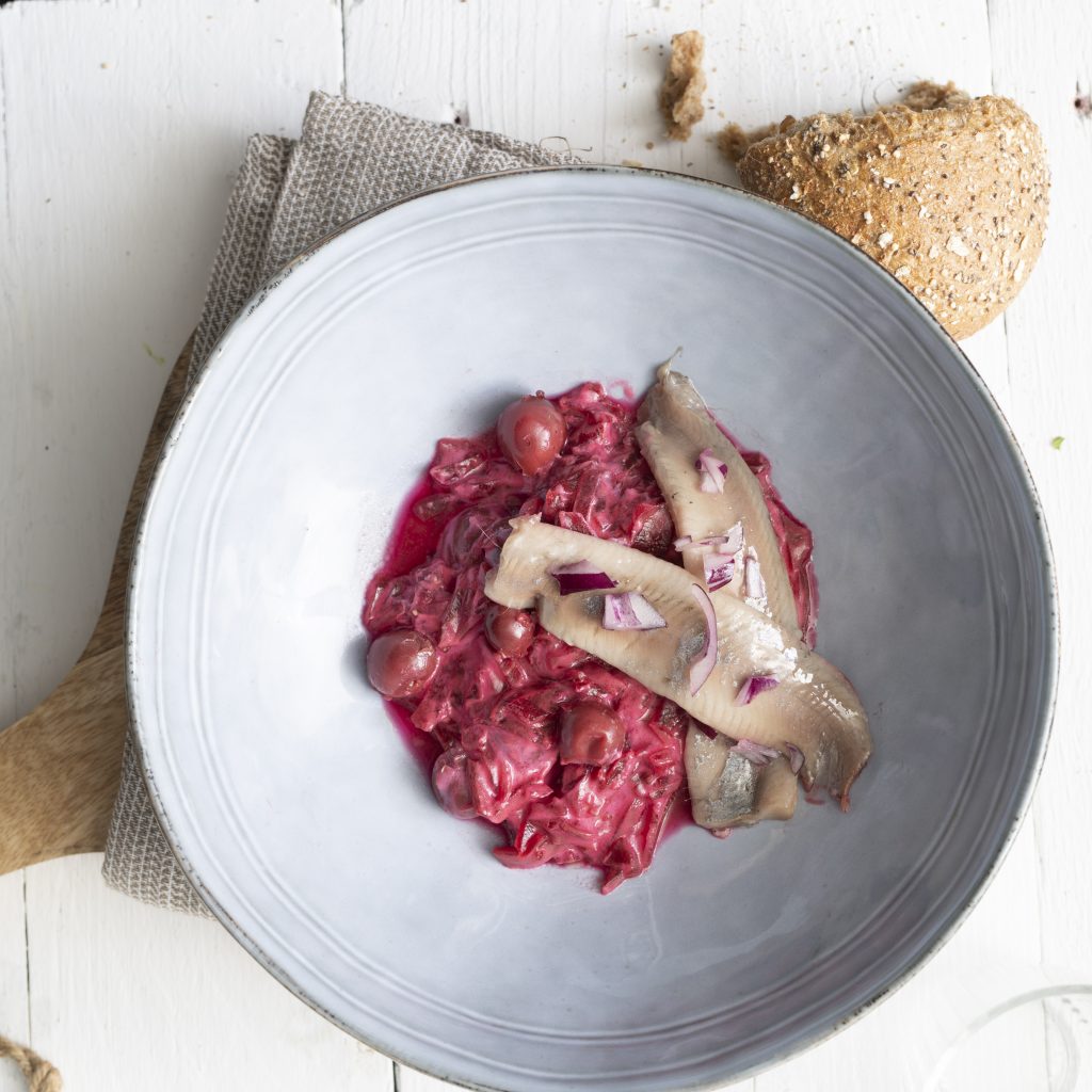 Haring salade bieten met kersen en yoghurt