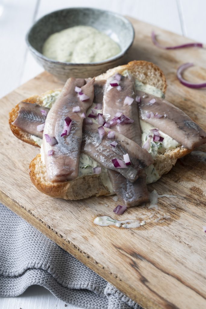 Haring recept met komkommer mierikswortel salade op volkorenbrood