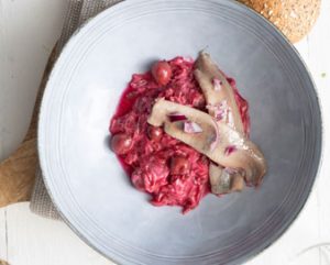 Haring salade bieten met kersen en yoghurt