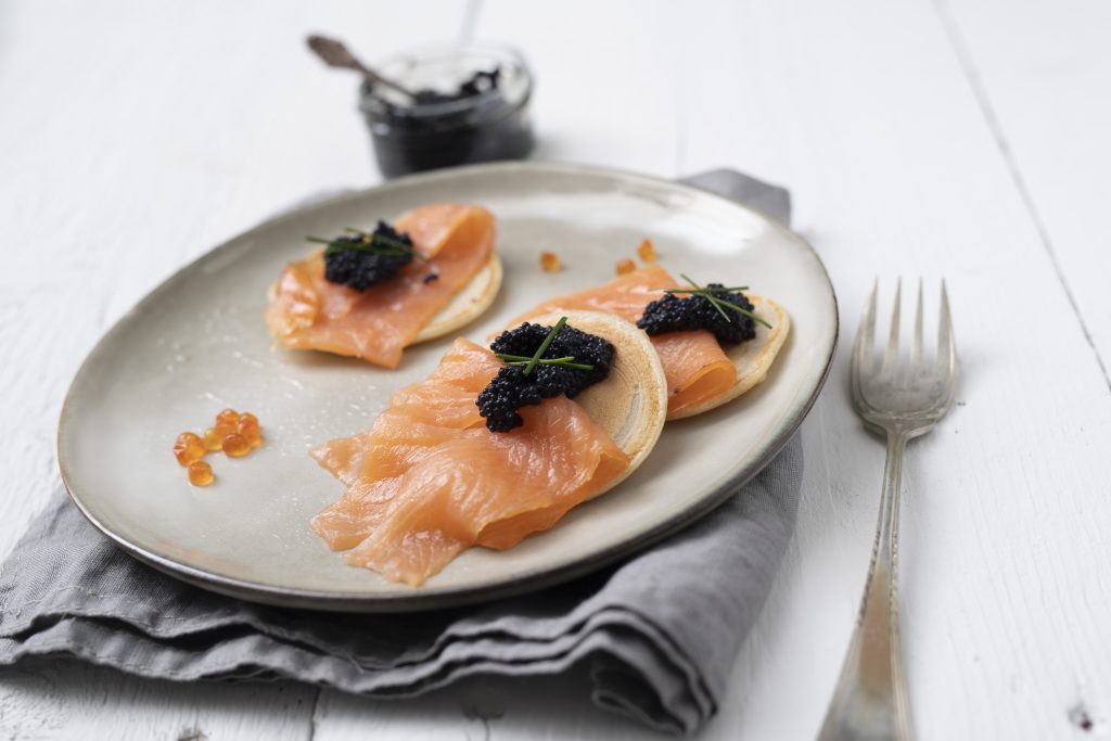 Zalm blini’s met roomkaas en kruiden