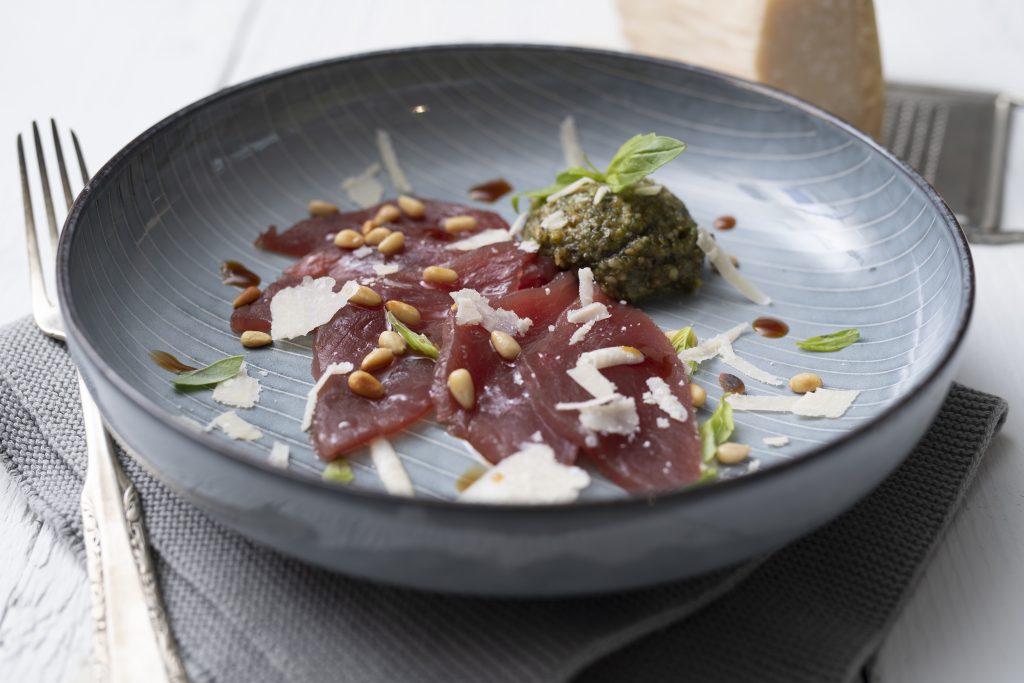 Tonijn carpaccio met parmezaanse kaas en rucula pesto