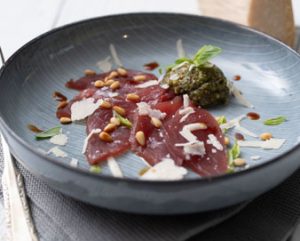 Tonijn carpaccio met parmezaanse kaas en rucula pesto