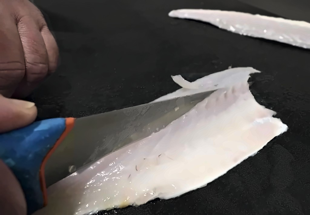 Hoe fileer ik een ronde vis, stap 9: Graatjes eruit halen