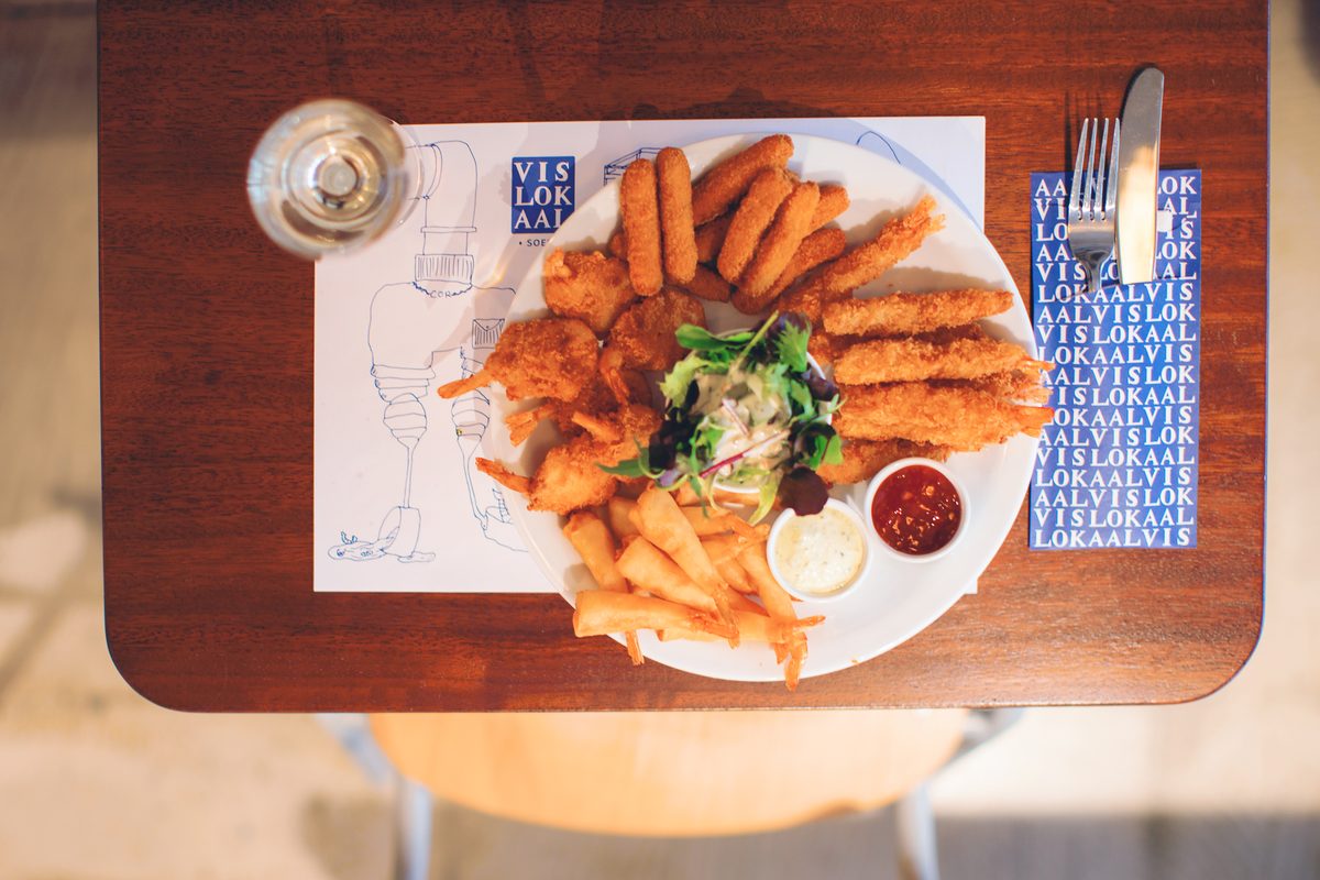 Serveersuggestie: gebakken vis met friet, salade en sauzen in het Vislokaal in Soest