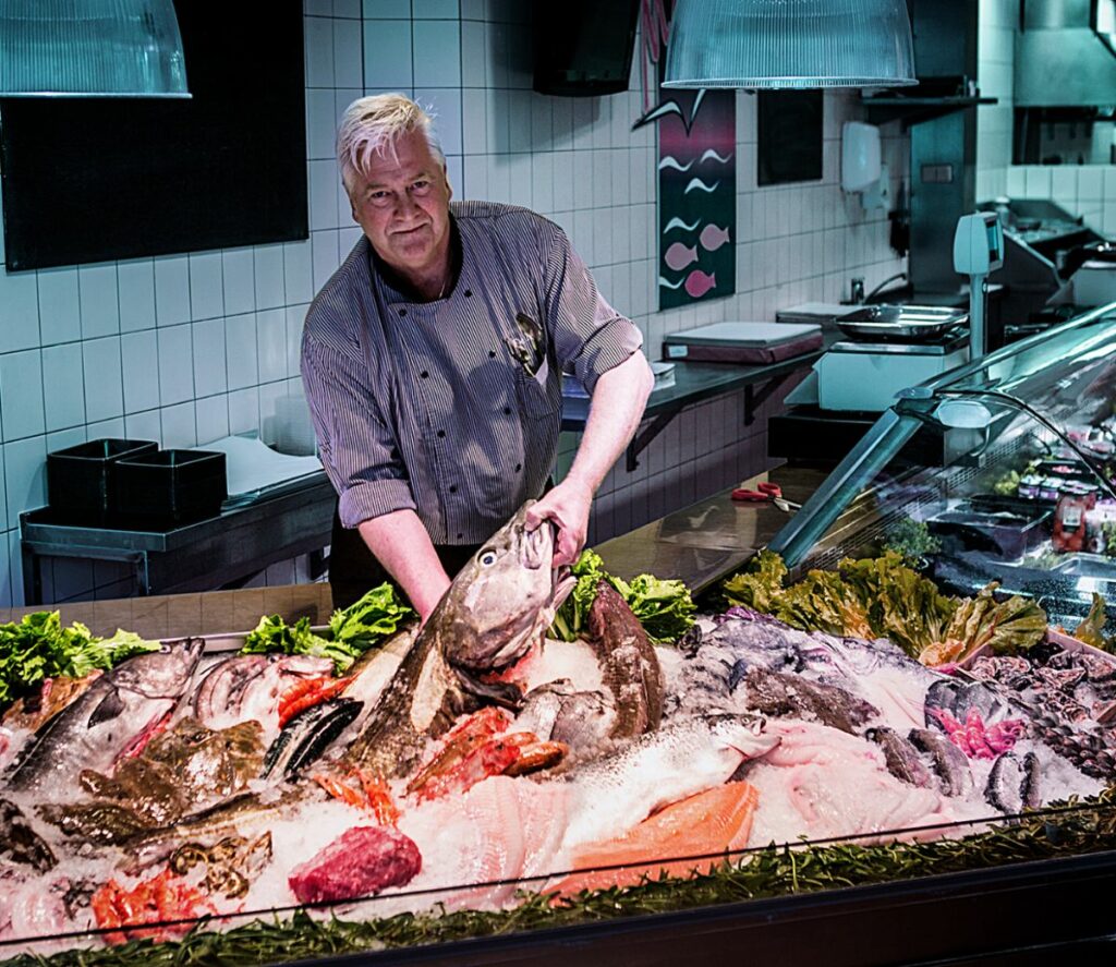 Cor achter de toonbank van Vislokaal in Soest met een verse vis